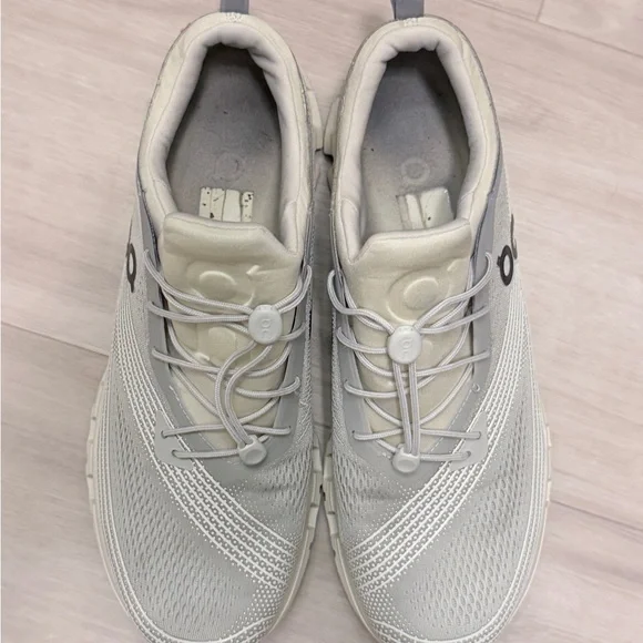 On Running Cloud X Z5 Sneakers ice/Cream Colorway Size: 11